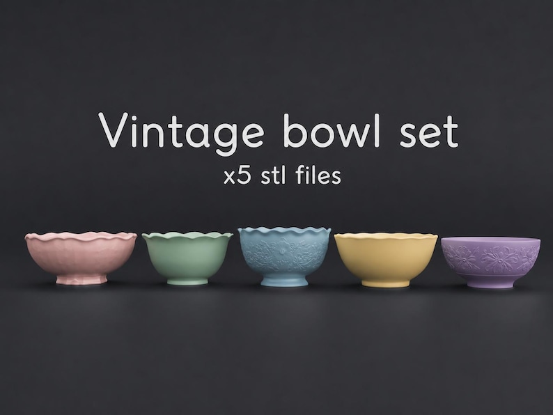Op de afbeelding: Een set van vijf kommen in pastelkleuren, waaronder roze, lichtgroen, blauw, geel en paars, elk met een geschulpte rand en reli&euml;f bloemmotieven. De tekst "Vintage bowl set x5 stl files" staat boven de kommen weergegeven.