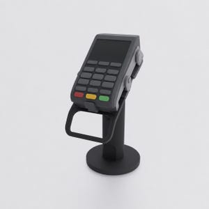 Op de afbeelding: Een donkergrijze betaalterminal gemonteerd op een zwarte cilindrische standaard met een ronde voet. Het apparaat heeft een zwart scherm, een numeriek toetsenbord met grijze knoppen en drie rode, gele en groene functietoetsen onderaan.