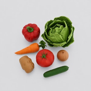 Peut inclure: Une collection de légumes artificiels comprenant un poivron rouge, une laitue verte, une carotte orange avec des feuilles vertes, une tomate rouge, une pomme de terre brune, un petit oignon brun et un concombre vert sur fond blanc.