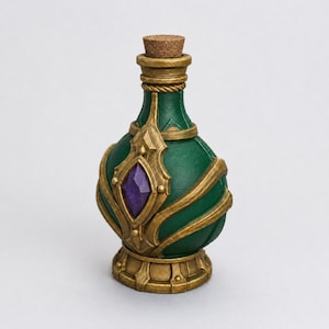 Puede incluir: Una botella de poción verde con tapón de corcho, con adornos dorados y un acento central en forma de diamante morado. La botella tiene un cuerpo redondeado, un cuello estrecho con un detalle de cuerda y una base ancha y estructurada con detalles.