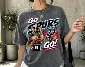 Go Spurs Go Coyote Mascot Graphic T-Shirt, San Antonio Spurs Fan Tee, Cartoon Spurs Basketball Shirt For Game Day Fans