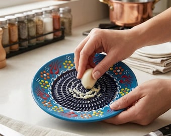 Plato rallador de cerámica pintado a mano – Cerámica turca, rallador de ajo y jengibre, aceitera