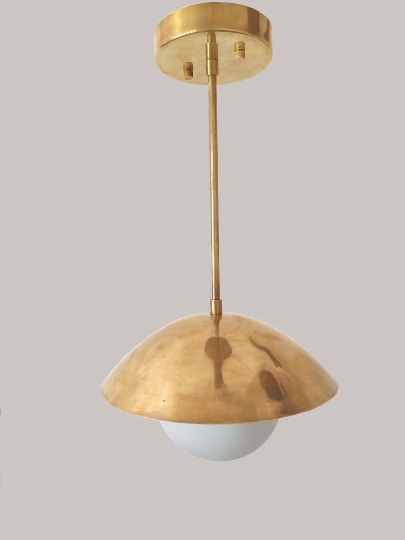 Puede incluir: Un letrero de madera hecho a mano con la palabra "Welcome" en una fuente juguetona. Presenta un fondo blanco desgastado y un marco marr&oacute;n oscuro, ideal para una puerta de entrada o recibidor.