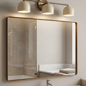 Applique murale moderne du milieu du siècle à 3 lumières | Applique en laiton pour meuble-lavabo | Applique murale de salle de bain avec abat-jour en forme de dôme crème | Luminaire pour meuble-lavabo