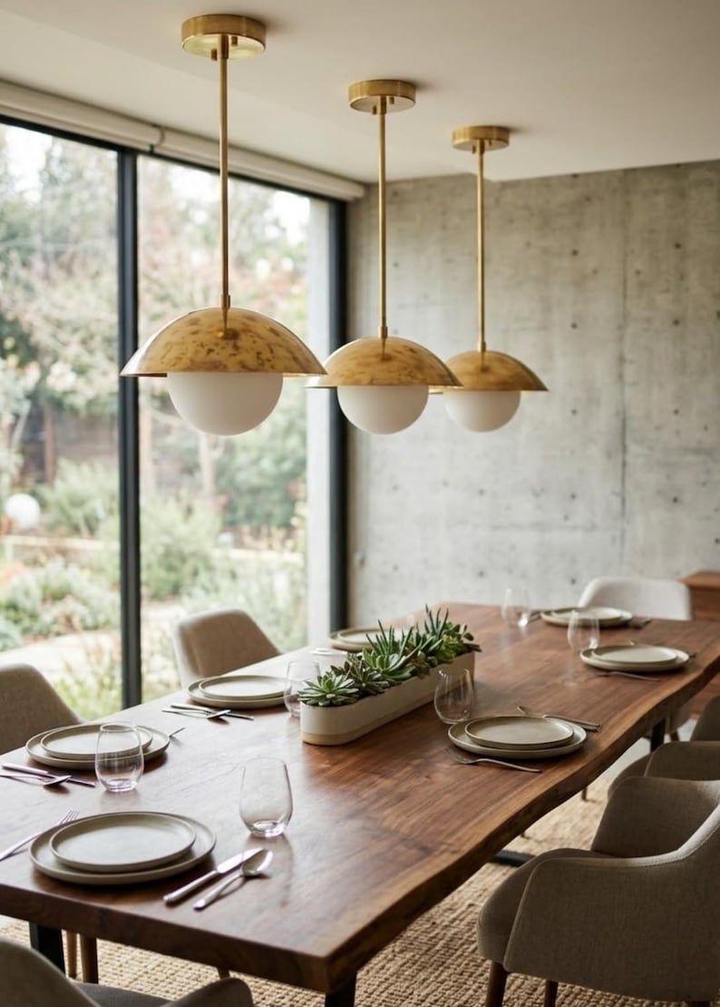 Lámpara colgante moderna de latón con forma de cúpula: lámpara de techo de estilo de mediados de siglo con globo esmerilado, lámpara colgante minimalista, iluminación para islas de cocina. imagen 2
