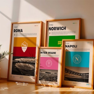 Quatre affiches encadrées présentant des designs d'équipes de football. Les affiches affichent les noms d'équipes Barcelone, Arsenal, Bayern et Marseille. Chaque affiche a un logo d'équipe, des couleurs et une illustration de stade. L'affiche de Barcelone mesure 50 cm x 70 cm.