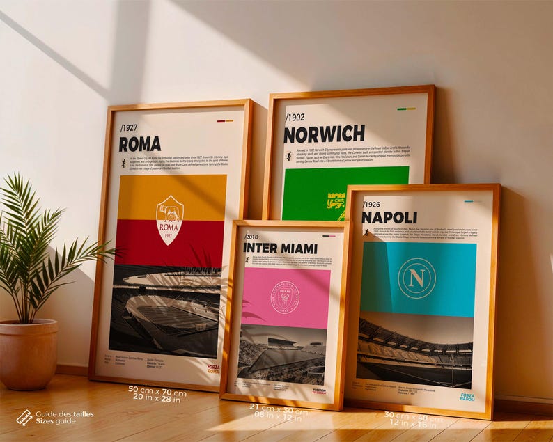 Quatre affiches encadrées présentant des designs d'équipes de football. Les affiches affichent les noms d'équipes Barcelone, Arsenal, Bayern et Marseille. Chaque affiche a un logo d'équipe, des couleurs et une illustration de stade. L'affiche de Barcelone mesure 50 cm x 70 cm.