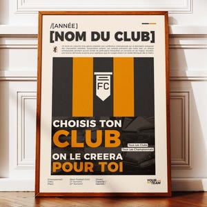 Può includere: Un poster incorniciato con una grafica a strisce nere e arancioni e uno stemma FC bianco. Il testo riporta [ANNÉE], [NOM DU CLUB], CHOISIS TON CLUB ON LE CREERA POUR TOI, con segnaposti per stadio, capacità e dettagli specifici del club.