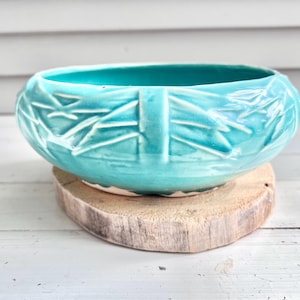 Könnte beinhalten: Ein Set aus drei Keramikbechern mit gesprenkelter, matter Oberfläche. Die Becher sind in Creme-, Hellgrau- und Dunkelgrautönen gehalten. Jeder Becher hat ein schlichtes, minimalistisches Design.