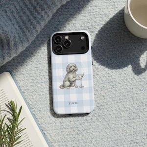 Könnte beinhalten: Handyhülle mit hellblauem und weißem Vichy-Muster. Auf der Hülle ist eine Zeichnung eines Hundes mit einem Martini-Glas abgebildet. Die Initialen "TLWSC" sind unten auf der Hülle aufgedruckt.