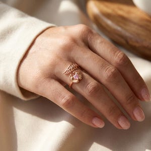 Anpassad graverad födelsestensring för mamma, personlig änglavingering, justerbar ring, ring till nybliven mamma, sentimental mors dag-present bild 8