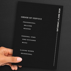 Puede incluir: Un programa de boda negro con texto blanco. El programa enumera el orden del servicio, incluyendo procesión, bienvenida, lectura, votos personales, intercambio de anillos, música, palabras de clausura y recesión. La fecha, sábado 6 de junio de 2026, también está impresa.