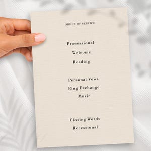 Può includere: Una tazza di ceramica bianca con manico nero e la scritta "But First, Coffee" in stile scritto a mano. La tazza è su una superficie bianca. La tazza è alta circa 10 cm.