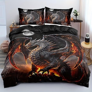 Puede incluir: Juego de cama negro con un diseño de dragón. El dragón tiene escamas plateadas y alas rojas y naranjas llameantes. El juego incluye una funda nórdica y dos fundas de almohada, todo con un tema de fantasía oscura.