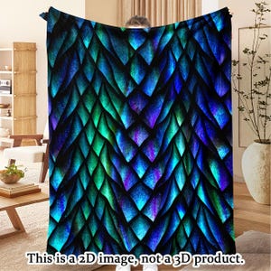 Puede incluir: Una manta grande con un patrón repetitivo de escamas azules, turquesas y moradas sobre un fondo negro. La manta se sostiene, mostrando el diseño completo. El texto en la parte inferior dice: "This is a 2D image, not a 3D product."