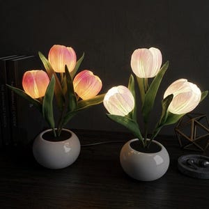 Romantisk tulpanblomslampa | Batteridriven nattlampa, estetisk sovrumsinredning, present till hennes mamma, konstgjord blomkruka | 3 färger