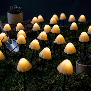 Puede incluir: Una taza de cerámica blanca con un asa negra y el texto "But First, Coffee" en negrita negra. La taza está sobre una superficie blanca. La taza mide aproximadamente 10 cm de alto.