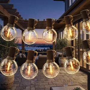 Puede incluir: Cadena de luces de globo para exteriores con iluminación amarilla cálida. Cada bombilla transparente tiene una tapa marrón y está ensartada en un cable. Las luces cuelgan en un patio con vista al horizonte de una ciudad al anochecer.