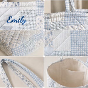 Pu&ograve; includere: Borsa tote trapuntata con un design patchwork in blu chiaro e bianco. La borsa presenta una stampa floreale, un motivo a quadretti e il nome "Emily" ricamato in blu. L'interno ha una tasca beige.