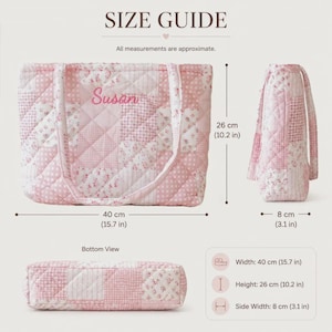 Pu&ograve; includere: Borsa tote trapuntata rosa con motivi floreali e a pois. La borsa &egrave; ricamata con il nome "Susan". Dimensioni: 40 cm di larghezza, 26 cm di altezza e 8 cm di larghezza laterale. L'immagine include una guida alle taglie.