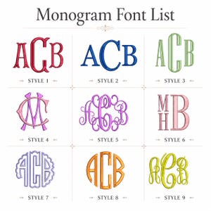 Pu&ograve; includere: Una griglia che mostra nove stili di font monogramma, ciascuno con tre lettere. I font variano per colore e design, tra cui rosso, blu, verde, rosa, viola e oro. Il testo "Monogram Font List" &egrave; in alto.