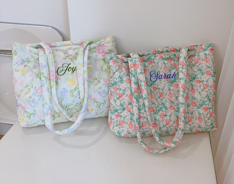 Pu&ograve; includere: Due borse tote floreali trapuntate. Una borsa &egrave; verde chiaro con il nome "Joy" ricamato in verde. L'altra borsa &egrave; floreale con il nome "Sarah" ricamato in blu. Entrambe le borse hanno manici abbinati.