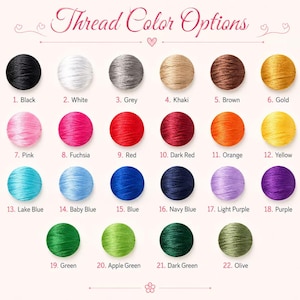Pu&ograve; includere: Un grafico dei colori intitolato "Thread Color Options" mostra 22 opzioni di colore del filo. I colori includono nero, bianco, grigio, kaki, marrone, oro, rosa, fucsia, rosso, rosso scuro, arancione, giallo, blu lago, celeste, blu, blu navy, viola chiaro, viola, verde, verde mela, verde scuro e oliva.