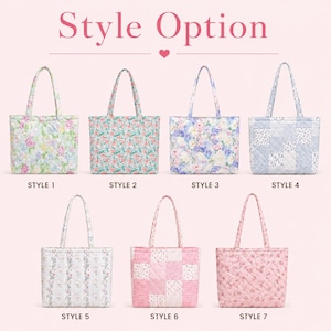 Pu&ograve; includere: Vengono mostrate sette borse tote trapuntate con motivi floreali e patchwork. Le borse variano di colore, tra cui azzurro, rosa e bianco, e presentano diversi disegni floreali e geometrici. Il testo "Style Option" &egrave; in alto.