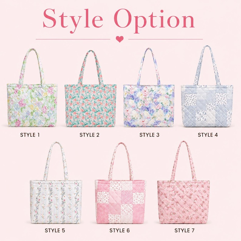 Pu&ograve; includere: Vengono mostrate sette borse tote trapuntate con motivi floreali e patchwork. Le borse variano di colore, tra cui azzurro, rosa e bianco, e presentano diversi disegni floreali e geometrici. Il testo "Style Option" &egrave; in alto.