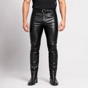 Puede incluir: Pantalones de cuero negro con corte ajustado, cintura estándar con trabillas para cinturón y un cinturón de cuero negro a juego con hebilla de metal plateado. Los pantalones incluyen el diseño clásico de cinco bolsillos y cierre de cremallera.