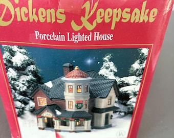 Casa de porcelana iluminada estilo pueblo navideño de Dickens Keepsake con cable y caja.