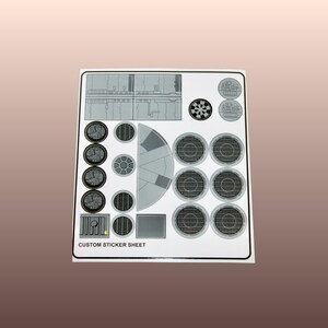 Könnte beinhalten: Ein individuelles Stickerbogen mit verschiedenen grauen und weißen grafischen Designs. Das Bogen enthält kreisförmige und rechteckige Formen sowie detaillierte architektonische Elemente. Der Text "CUSTOM STICKER SHEET" ist unten aufgedruckt.