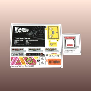 Könnte beinhalten: Ein Bogen mit individuellen Aufklebern für eine Zurück in die Zukunft Zeitmaschine. Die Aufkleber enthalten den Text "Back to the Future", "Time Machine" und das Nummernschild "OUTATIME". Die Aufkleber sind weiß, schwarz, rosa, gelb und orange.