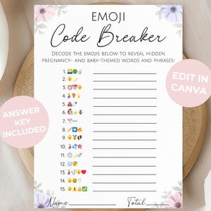 Puede incluir: Una hoja de juego Emoji Code Breaker blanca con detalles florales, diseñada para descifrar palabras sobre el embarazo y el bebé. Incluye una pegatina rosa "Answer Key Included" y una pegatina "Edit in Canva". El juego está en una bandeja de madera.