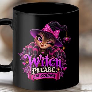 Könnte beinhalten: Ein schwarzer Keramikbecher mit einer Grafik einer Cartoon-Spinne, die einen violetten Hexenhut mit einer rosa gepunkteten Schleife trägt. Die Spinne zwinkert und hat rosa-schwarz gestreifte Beine. Darunter steht der Text Witch PLEASE. I'M CODING.