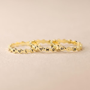 Gepersonaliseerde gegraveerde berichtring met stip, gepersonaliseerde letterring met hartje, minimalistische ring, letterring, kerstcadeau voor haar