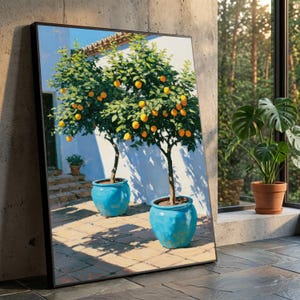 Può includere: Una stampa artistica da parete incorniciata che raffigura due alberi di limoni in vasi di ceramica blu brillante. Gli alberi presentano foglie verdi e limoni gialli, posizionati contro un muro bianco su un patio piastrellato al sole.