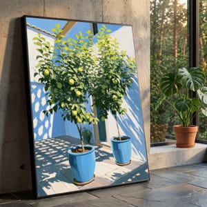 Puede incluir: Una impresión de arte mural rectangular enmarcada que representa dos limoneros en macetas de cerámica azul brillante. La escena muestra una pared blanca con un patrón de sombras azules, un suelo de patio de baldosas y hojas verdes con limones.
