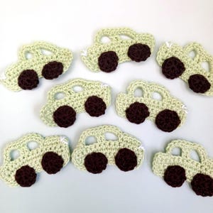 Könnte beinhalten: Eine weiße Keramik-Tasse mit schwarzem Henkel und dem Text "But First, Coffee" in fetter, schwarzer Schrift. Die Tasse steht vor einem verschwommenen Hintergrund, der eine gemütliche Umgebung suggeriert.