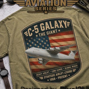 Maglietta C-5 Galaxy, maglietta da trasporto pesante USAF, stampa di trasporto aereo strategico, regalo per appassionati di aviazione immagine 1