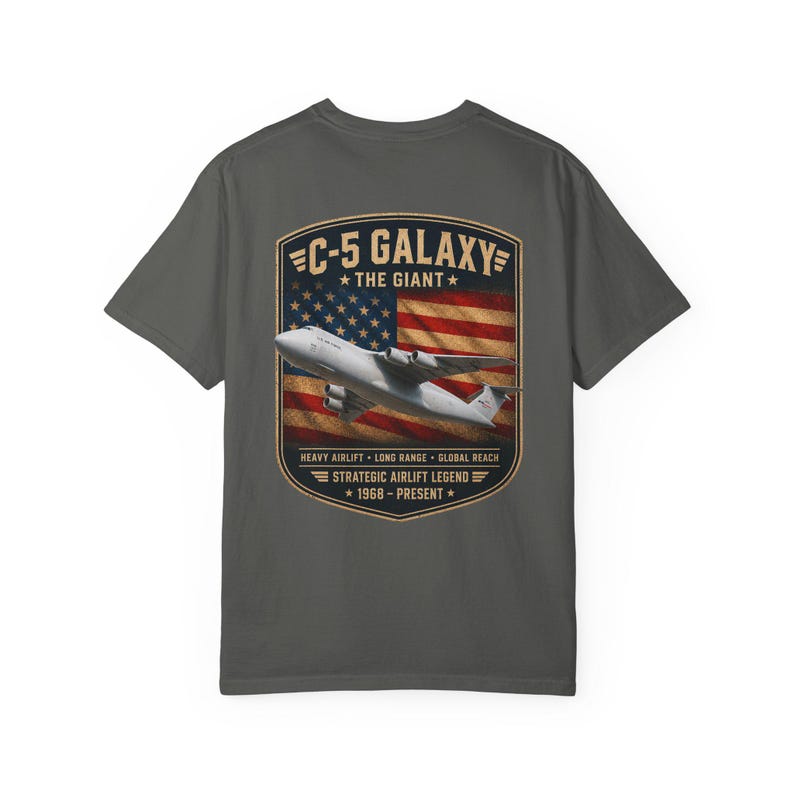 Maglietta C-5 Galaxy, maglietta da trasporto pesante USAF, stampa di trasporto aereo strategico, regalo per appassionati di aviazione immagine 11