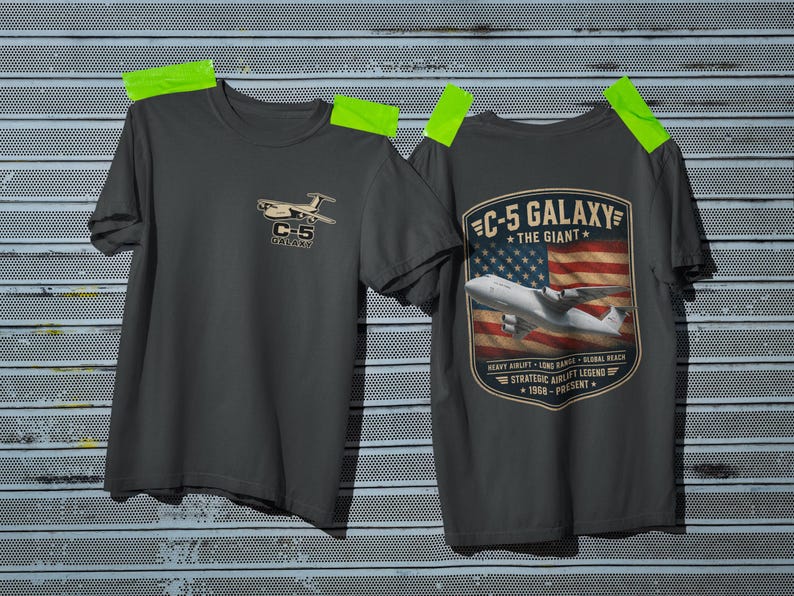 Maglietta C-5 Galaxy, maglietta da trasporto pesante USAF, stampa di trasporto aereo strategico, regalo per appassionati di aviazione immagine 3
