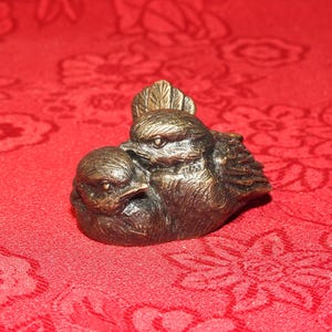 ein Spatzenpaar - massive gegossene Bronzefigur - Vögel - Miniatur