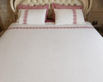 Set di biancheria da letto in raso di cotone, misura king size, bianco cipria con ricami rosa, elegante set di lenzuola.
