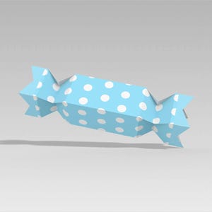 Peut inclure: Un emballage de bonbon bleu avec des pois blancs. L'emballage est pli&eacute; aux extr&eacute;mit&eacute;s et pr&eacute;sente un design g&eacute;om&eacute;trique. L'emballage de bonbon flotte dans les airs.