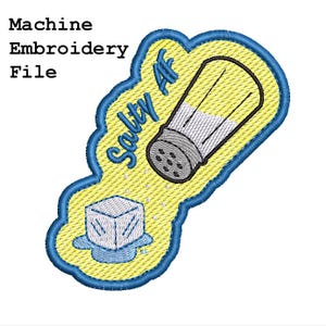 Può includere: File di ricamo a macchina con una toppa gialla e blu con un saliera e un cubetto di sale. Il testo "Salty Af" è scritto in blu in corsivo. Le parole "Machine Embroidery File" sono in alto.