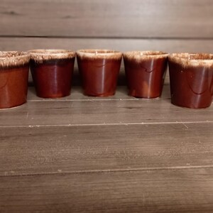 Conjunto vintage de 5 canecas de cerâmica Hull com esmalte marrom escorrendo, próprias para forno, fabricadas nos EUA.