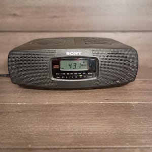 Reloj despertador Sony modelo ICF-CD820 AM/FM vintage con reproductor de CD. Probado y funcionando.