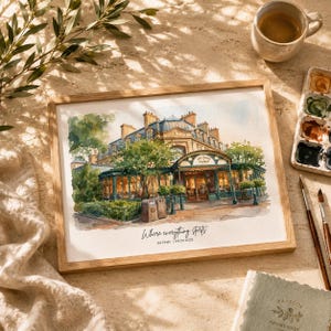 以下が含まれることがあります： 木製のフレームに入ったフランス料理店の水彩画。このアートワークは、緑色のオーニング、木々、そして「Les Chefs」というテキストが描かれた建物です。「Where everything starts」というフレーズが下に書かれています。