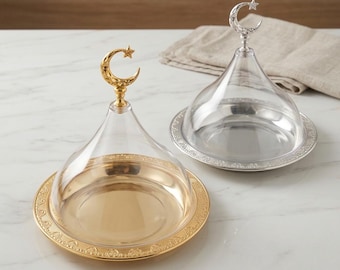 Elegante Präsentationsglocke für Tajine im orientalischen Stil, transparenter Deckel mit halbmondförmiger Spitze, verzierter Metallsockel, ideal als Ständer für Süßigkeiten und Gebäck, perfektes Geschenk für Gastgeber.